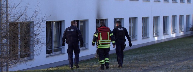 Polizei und Feuerwehr sichern die Spuren. 