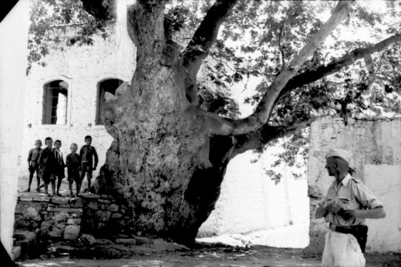 Kinder und ein Besatzungssoldat in Viannos im Juni 1943 (Quelle: Bundesarchiv)