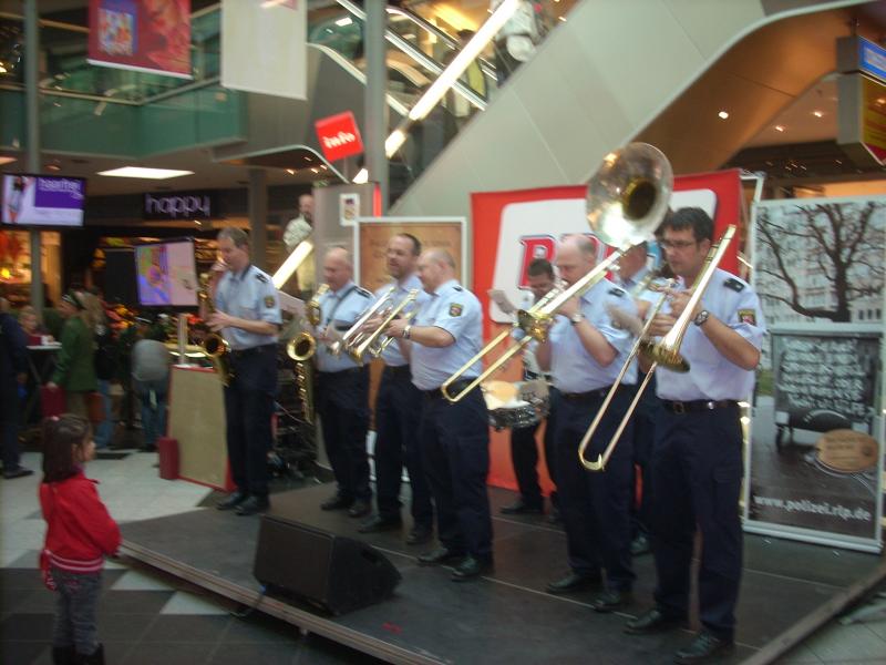 Men in Blue, das Polizeiorchester in der Römerpassage