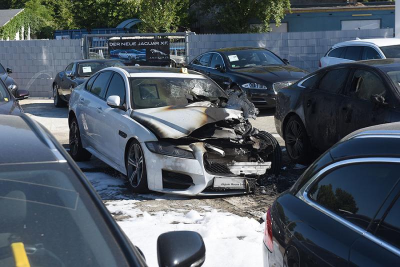 Insgesamt sieben Fahrzeuge sind bei der Brandstiftung in einem Leipziger Jaguar-Autohaus beschädigt worden.