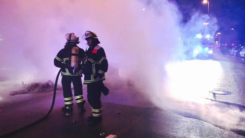  Auch auf der Straße vor dem Gebäude standen zwei Barrikaden in Flammen