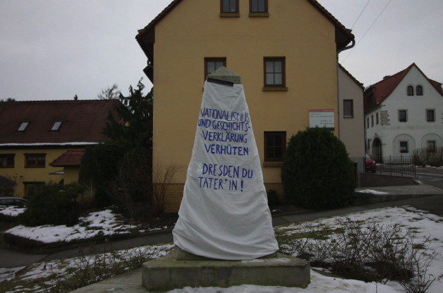 Gedenkobelisk in Dresden-Nickern verhüllt