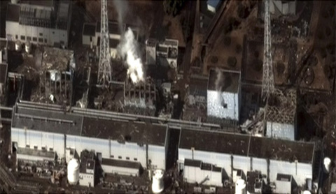 Fukushima Daiichi, Blöcke 1-4 (von rechts) am 16.03.2011 