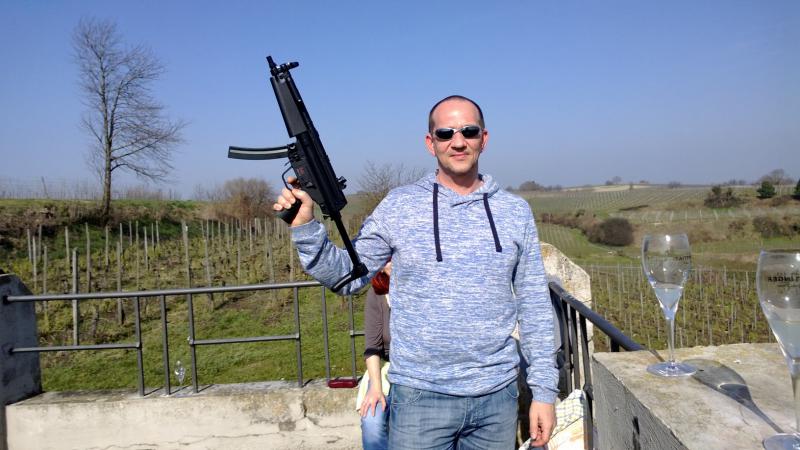 John Bürgel mit Heckler & Koch MP5 Softair