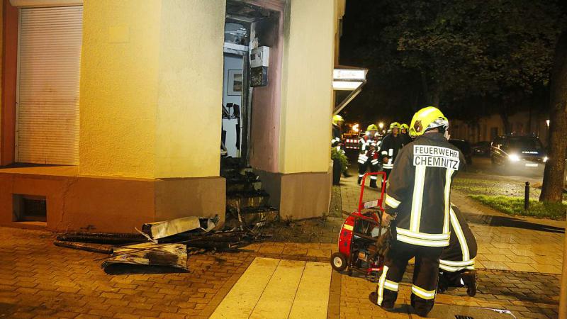  Ein Großaufgebot der Feuerwehr rückte aus, um ein Übergreifen der Flammen zu verhindern