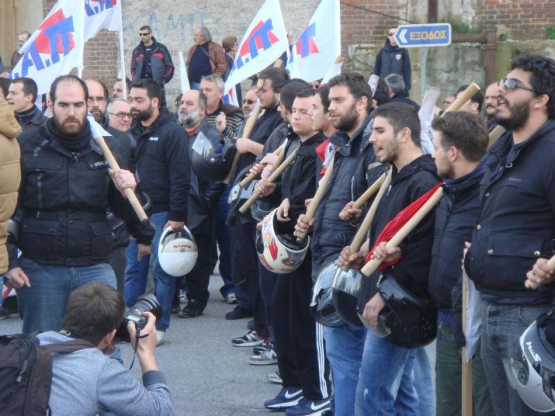 Vor den Bullenreihen formieren sich gekettete Reihen des PAME- und KKE- Demoschutzes. Zu Auseinandersetzungen kommt es allerdings nicht