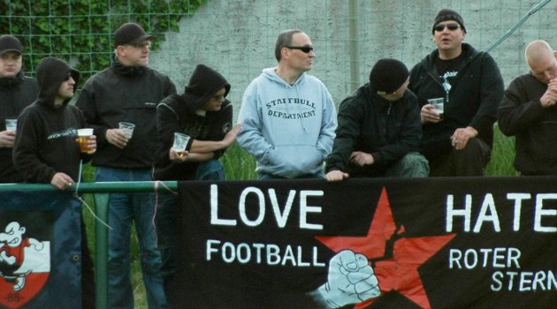 Paul Fongrad (4.v.l.), Michael Woitag (5.v.l.) und Thomas Persdorf (2.v.r.) am 12. Mai 2010 in Schildau. Foto: Archiv.