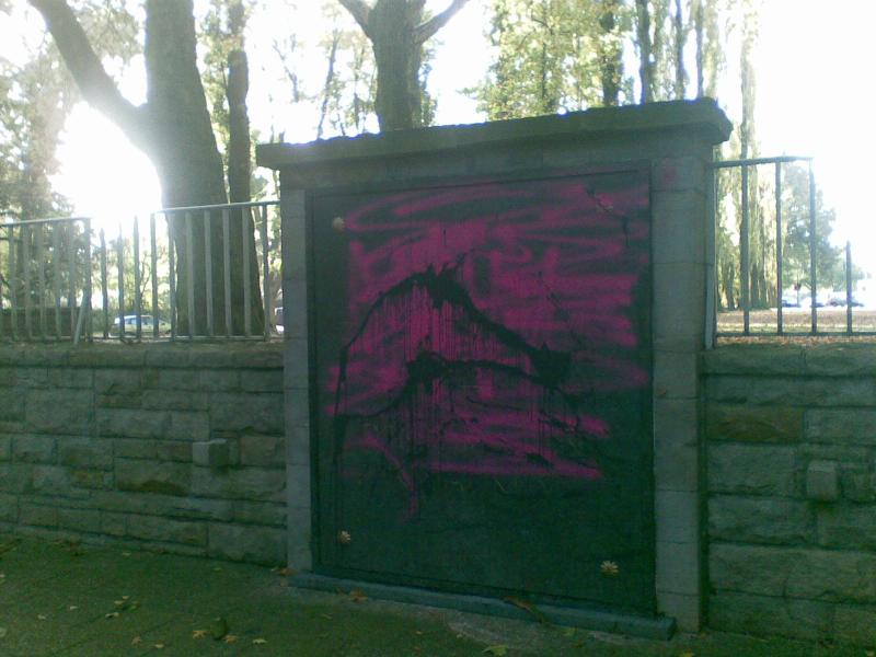 November 2009: Das Denkmal in Wattenscheid mit pinker und schwarzer Farbe verschönert