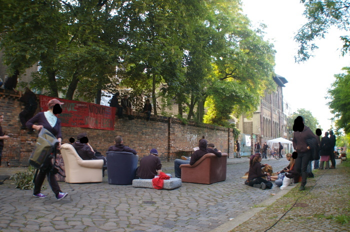 couchpunks vor dem gelände