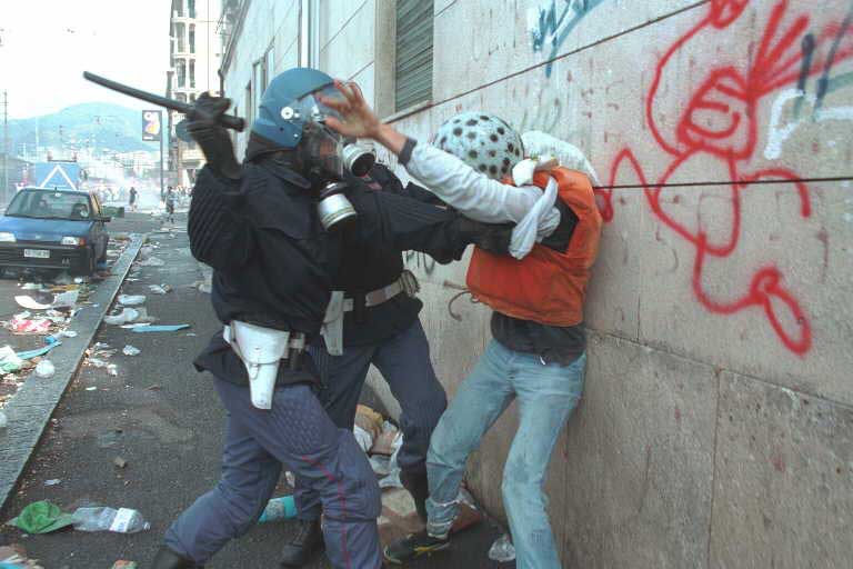 Genova 2001Carabinieri e Polizia