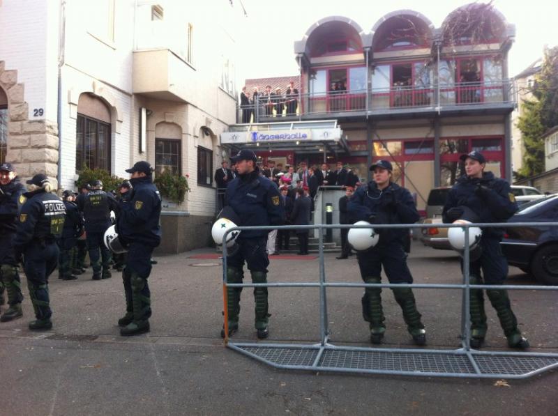 Zeitweise untersagte die Polizei den Burschenschaftern, den Tagungsort zu verlassen, um Scharmützel mit den Protestierenden zu verhindern. 