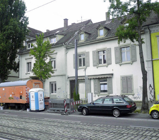 Von den Häusern Günterstalstraße 28 und 30 blieb nur eine Baugrube. An ihrer Stelle entstehen Studentenappartements. TK