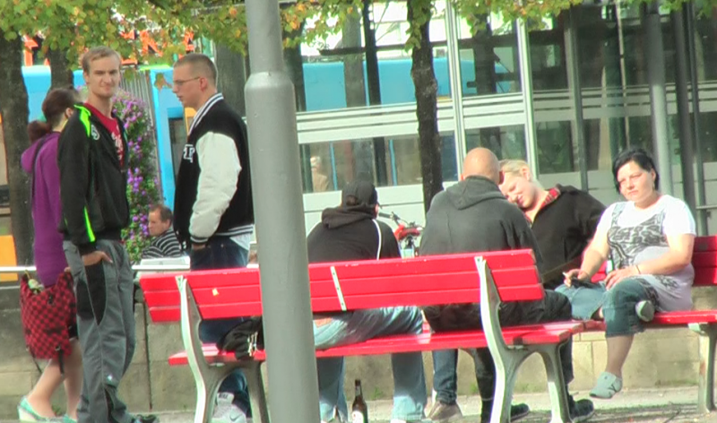 Neonazis und Symphatisanten am 13.09.2011 am Friedrichsplatz Kassel.Die ersten drei Personen sind noch unbekannt, dann Bernd und Melanie Tödter und noch eine unbekannte Person die oft mit der Gruppe unterwegs ist