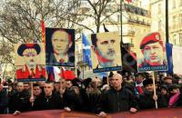 Kundgebung der neo-faschistischen Bewegung “La 3ème Voie” (Dritter Weg) in Paris 2013 mit Unterstützung einer Reihe von sehr zweifelhaften Charakteren, Chavez ist nur dabei, um Sie zu verwirren