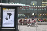 Plakatkunst vor Hauptbahnhof