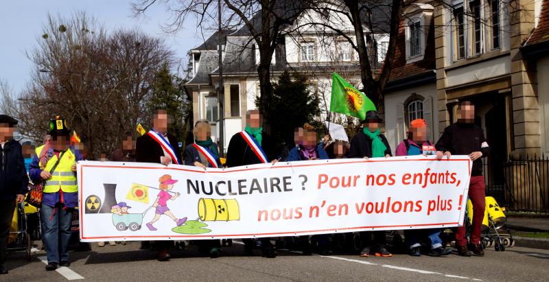 6. Nucleaire? Pour nos enfants, nous n'en voulons plus! Atomenergie? Für unsere Kinder, wir wollen sie nicht mehr! 