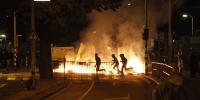 Nacht für Nacht brennen die Barrikaden im Viertel Schilderswijk in Den Haag.  Foto: dpa
