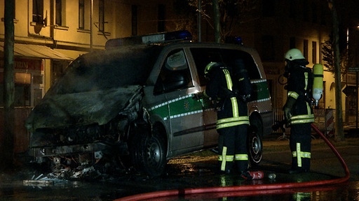 Dieses Polizeifahrzeug wurde in der Eisenbahnstraße angezündet. Sechs Jugendliche sind festgenommen worden. 