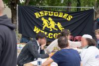 Transparent „Refugees Welcome“ am Willkommenszelt gegenüber der Freiburger BEA