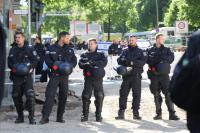 Antilinke Gegenkundgebung in Berlin-Neukölln, geschützt durch die Polizei