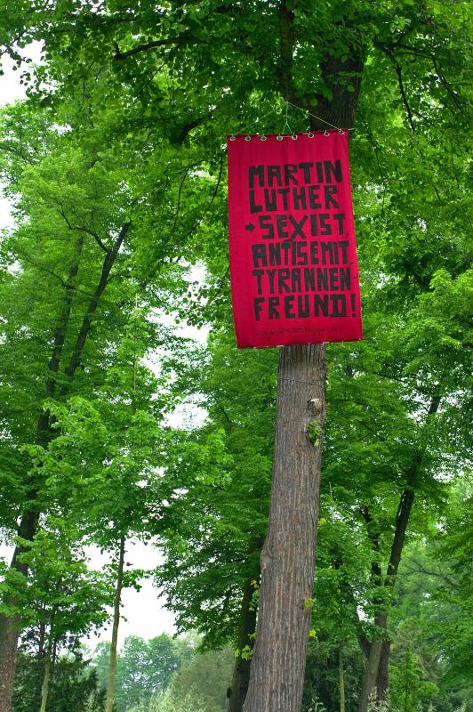 Das Transparent mit der Aufschrift "Martin Luther -> Sexist, Antisemit, Tyrannenfreund"