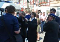Armin Allmendinger rechts mit blauer Kappe beim "Marktfrühschoppen" in Marburg