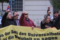 Tony Schmidt (ganz rechts im Hintergrund) hebt zum Ende der Kundgebung am 25. Oktober 2014 in Brandenburg/Havel die Faust und fordert zusammen mit den restlichen Teilnehmer_innen einen „Nationalen Sozilismus“.