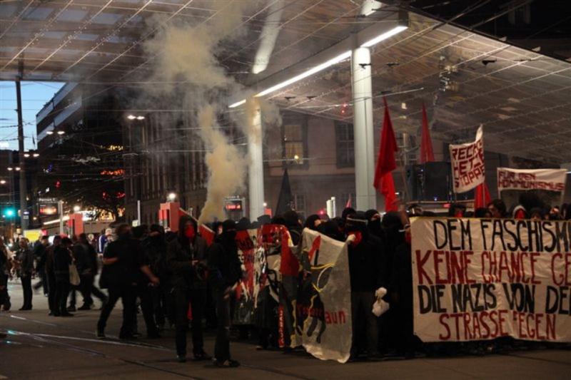 Auch vor dem Hauptbahnhof wurde Parolen geschrien.