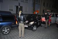 Das Auto der Securitys auf dem Parkplätz für körperlich eingeschränkte Personen und die Polizei die beim Ausparken hilft (Strafzettel gabs keinen)