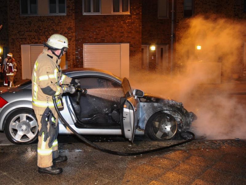 Die Feuerwehr löschte die Flammen, die aus dem Motorraum schlugen