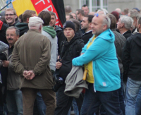 Benjamin Moses (Bildmitte mit Kamera). In Görlitz auf rassistischer Demonstration.