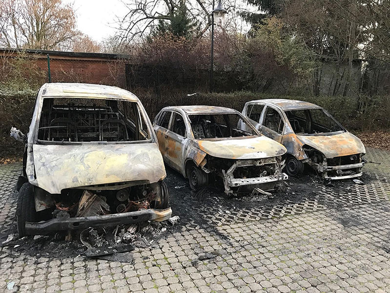 In der Nacht zum Mittwoch sind am Leutzscher Rathaus drei Fahrzeuge des Ordnungsamtes in Flammen aufgegangen.