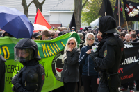 Mary-Ann Radke (links) und Sindy Klemm (rechts auf einem Naziaufmarsch in Plauen am 01.05.2016. Bildquelle: https://www.flickr.com/photos/johannesgrunert/26755148145/in/album-72157665457222124/