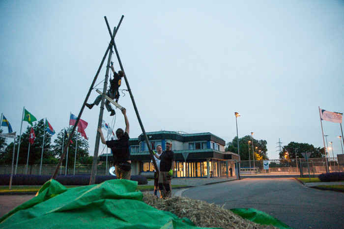 Nach 36 Stunden räumte die Polizei mit Hundertschaft und Spezialkräften die Blockade. Mehrere Personen wurden nach Gronau oder Ahaus zur Polizei gebracht. Die Polizei drohte mit Nötigungsanzeigen. Auch Kletter- und anderes Material wurde konfisziert.