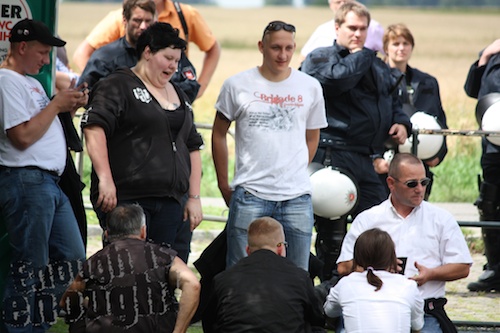 Neonazis aus dem Raum Schleswig in weißen T-Shirts der "Brigade 8" in Bad Nenndorf 2012