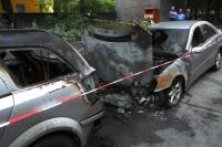 Der ausgebrannte Mercedes (r.) der Botschaft und der beschädigte Opel an der Michaelkirchstraße in Mitte 