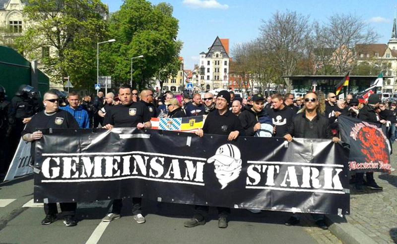 Bückle (2.v.r. hinter dem Transparent) am 2. Mai 2015 beim Hooligan-Aufmarsch in Erfurt