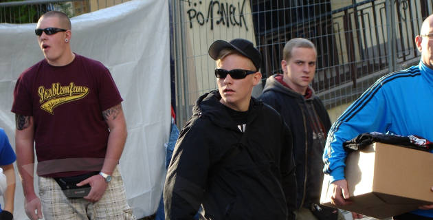 Die Leipziger Neonazis Thomas Kuhbach, Sebastian Ristau, Andreas oder Dittmar Schumer und Klaus-Peter Kotré am 12. September 2009 auf dem “Fest der Völker” in Pößneck. Foto: Infothek Dessau.