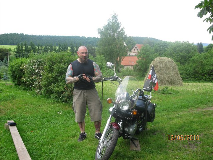 Kamil Grim mit schwarz-weiß-roter Fahne am Motorad(12.06.2010)