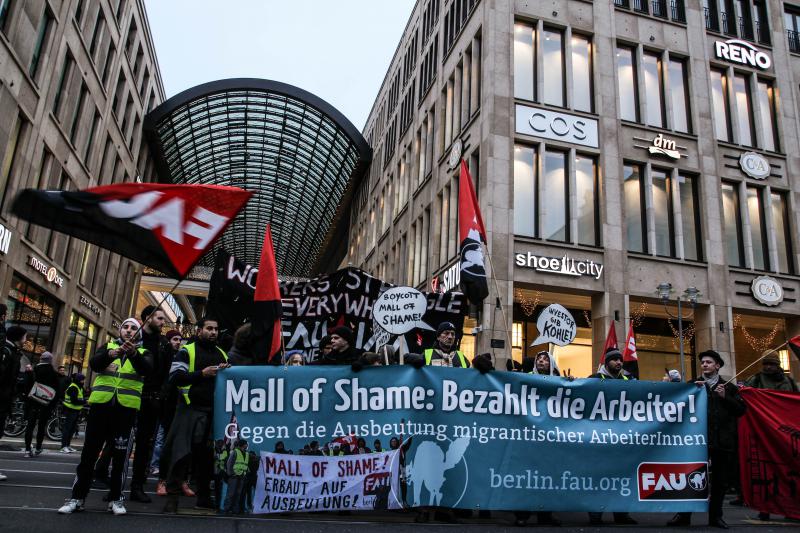 Arbeiter vor der "Mall of Shame" 