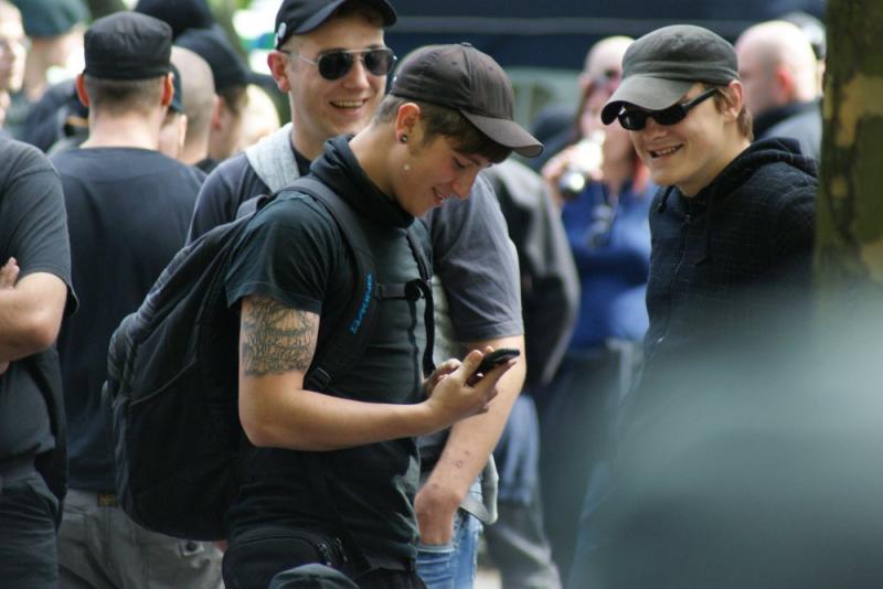 Adrian Albrecht (rechts im Bild) mit Danny Müller beim "Nationalen Antikriegstag" am 04.09.2010 in Dortmund