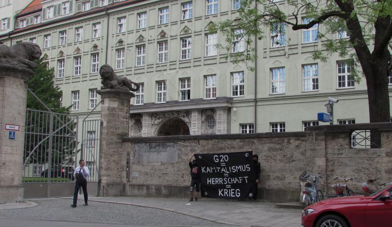 Grüsse nach Hamburg aus der Ettstrasse in München!  Für Wiederstand an jeden Ort und jeder Zeit! Ⓐ