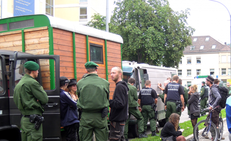 Samstag - Innenstadt: Polizei baut Straßenblockade auf