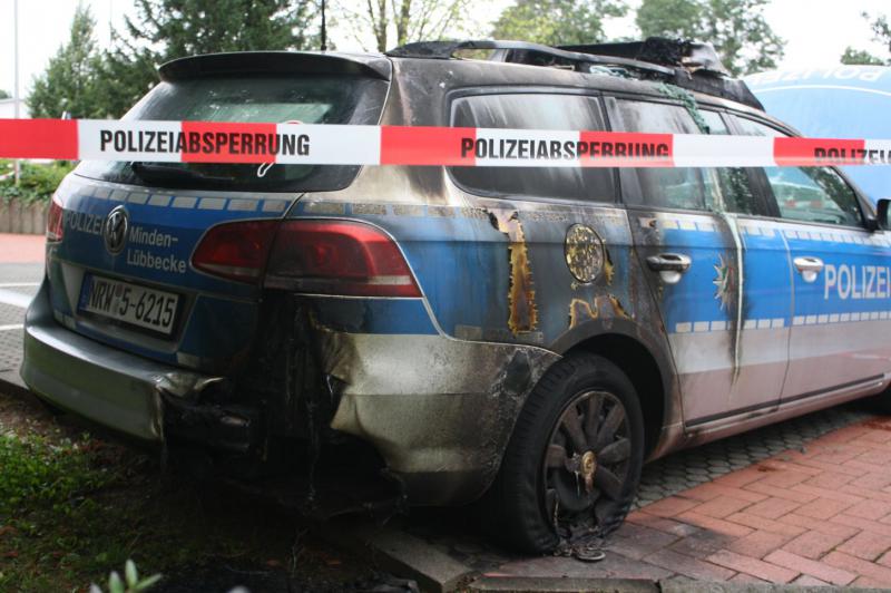 Durch das Feuer wurde der Streifenwagen schwer in Mitleidenschaft gezogen.