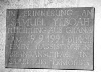 Diese Gedenktafel wurde 2001 von autonomen Antifaschist_innen am Saarlouiser Rathaus angebracht. Der Oberbürgermeister ließ sie umgehend wieder entfernen.