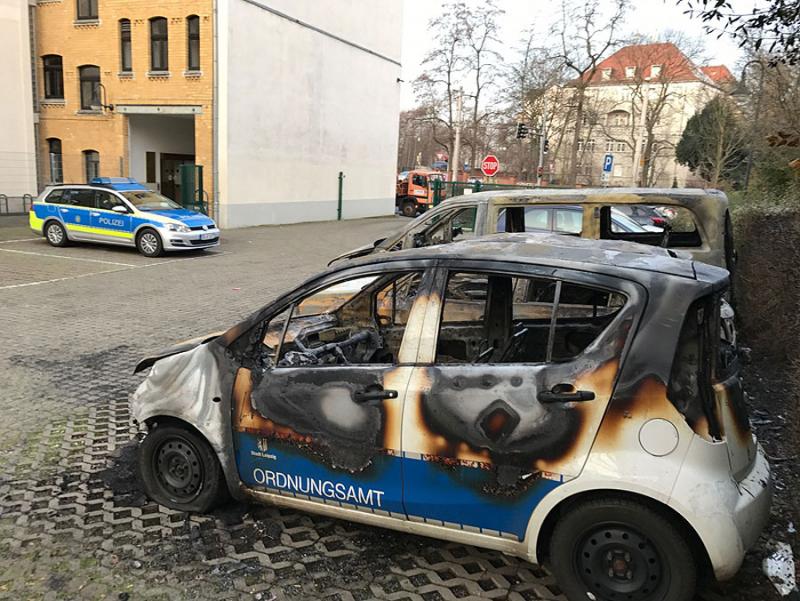 In der Nacht zum Mittwoch sind am Leutzscher Rathaus drei Fahrzeuge des Ordnungsamtes in Flammen aufgegangen.