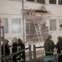 Die Flammen breiteten sich im Gebäude hinter dem Rostocker Rathaus aus. Der Schaden liegt bei mehreren zehntausend Euro.