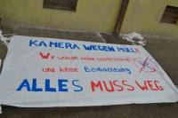 Ein von den Flüchtlingen gemaltes Banner, welche sie an den Eingang des Asylbewerberheims hängen wollten