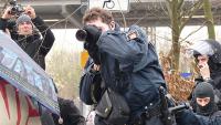 Oben links: Oliver Meier beim Filmen der Antifa-Kundgebung in Kirchweyhe (März 2014)