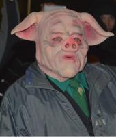 Naziaktivist Egon Rohmann, ist sich für nichts zu schade. Hier als Schwein bei Pegidademo. 